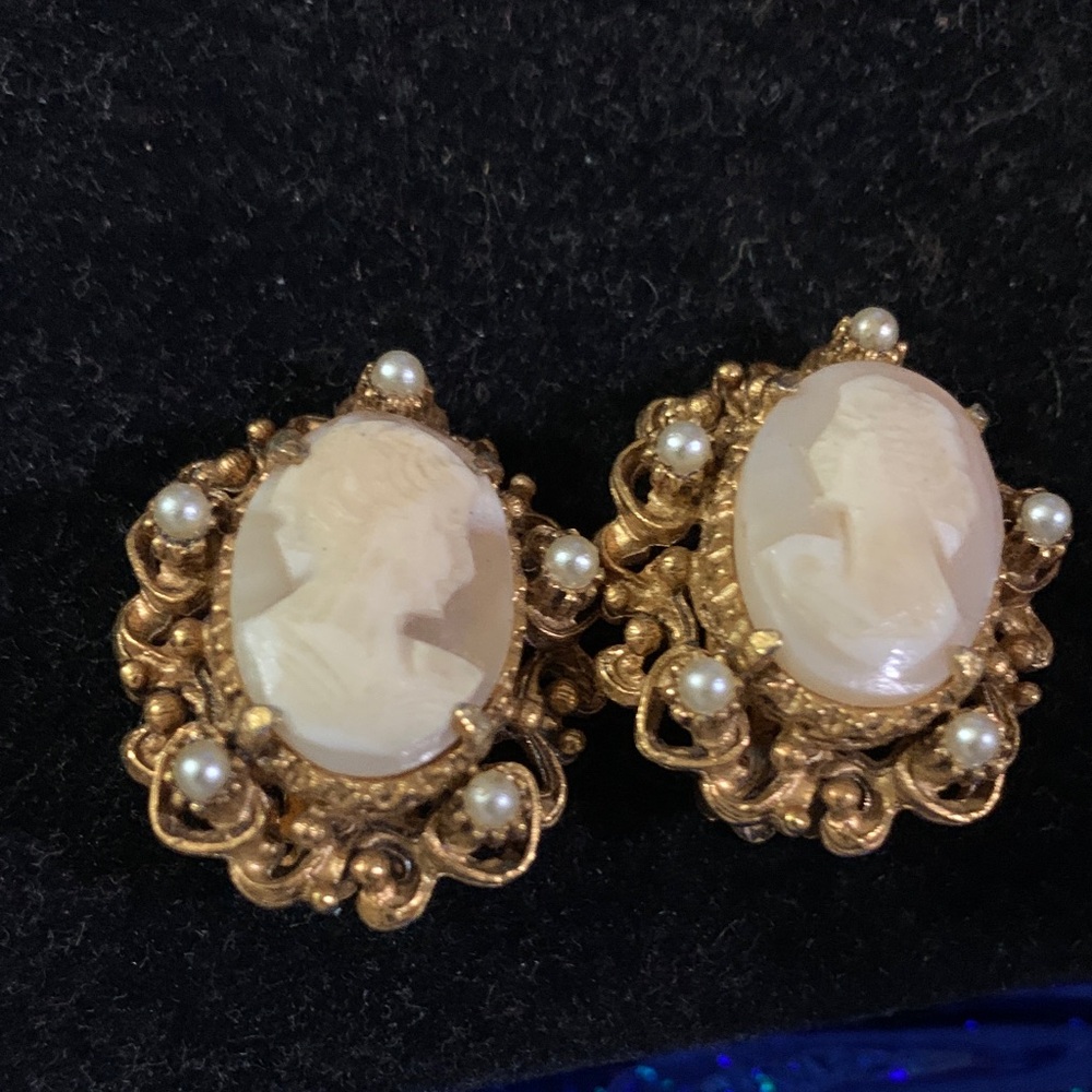 Vintage Elegant Gold Cameo Clip On Earrings